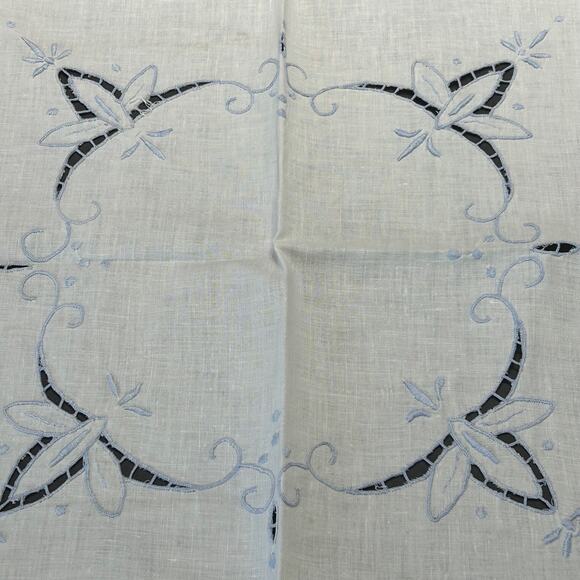 Vintage Embroidered Table Cover Square 30x30 and Matching Napkins Square 10x10 - Picture 2 of 13